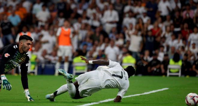 Vinicius, en la acción polémica del Real Madrid - Real Betis (Foto: Cordon Press)