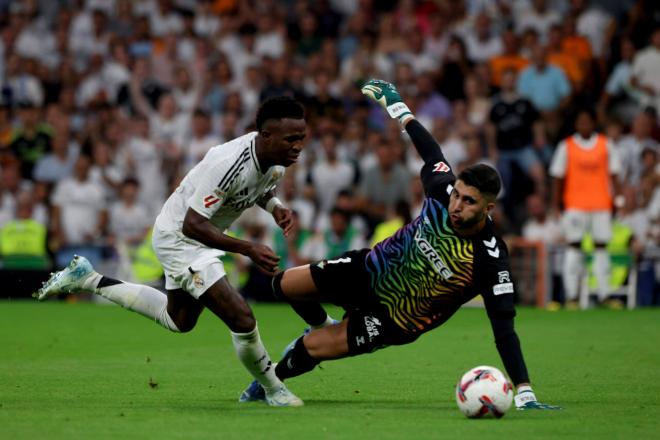 Vinicius y Rui Silva, en la acción polémica del Real Madrid - Real Betis (Foto: Cordon Press)