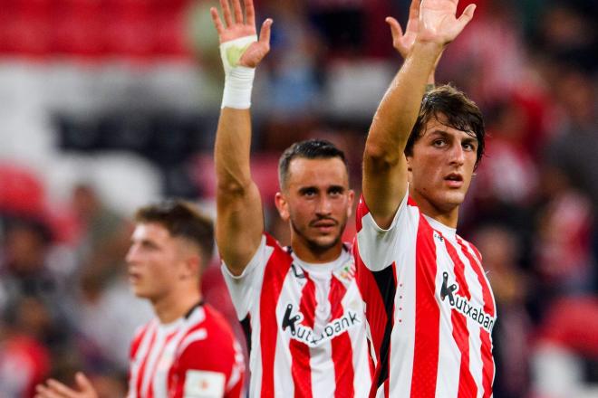 Berenguer y Unai Gómez saludan en San Mamés (Foto: Athletic Club).