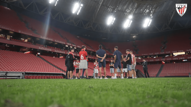 Beñat Prados brinda su consejo a los niños que no siguen en Lezama. (Foto: Athletic Club)