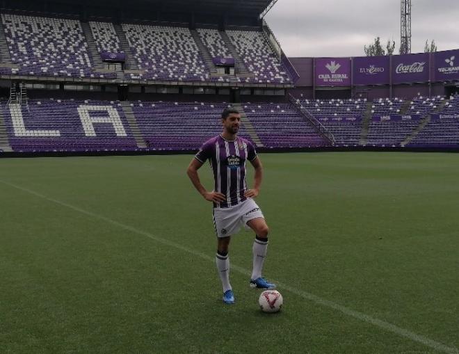 Cenk Özkacar presentado con el Real Valladolid.