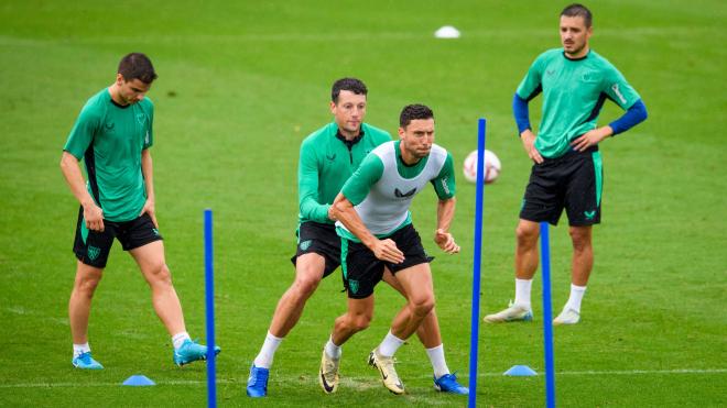 El lateral alavés Oscar De Marcos se entrena con sus compañeros de equipo en Lezama (Foto: Athletic Club).