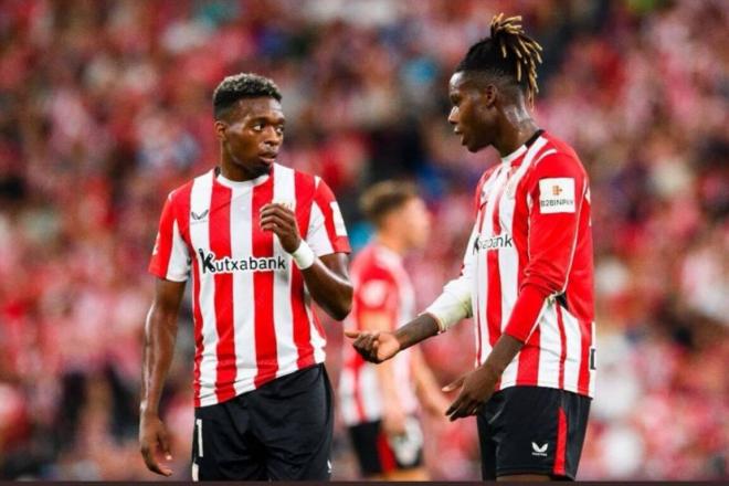 Álvaro Djaló habla con Nico Williams en un partido jugado esta campaña en San Mamés (Foto: Athletic Club).