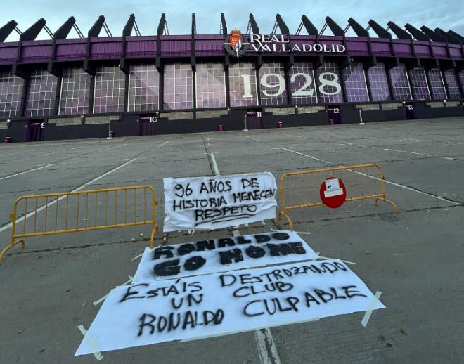 El Estadio José Zorrilla amanece con pancartas.