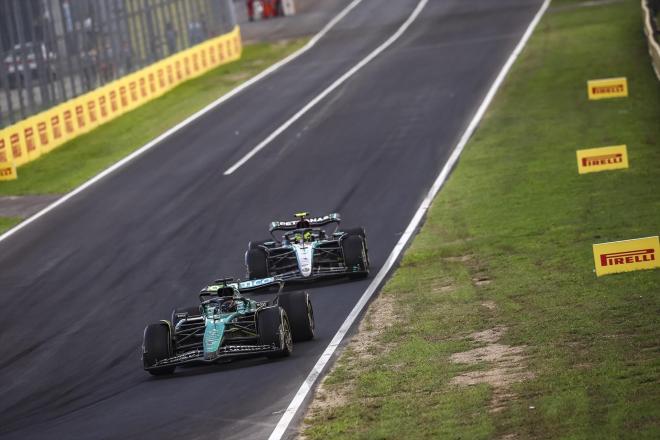 Fernando Alonso, por delante de Lance Stroll en Monza (Europa Press)