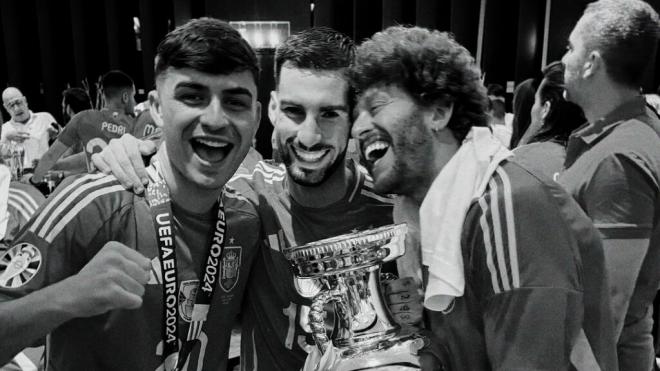 Pedri, Baena y Gonzalo Montoya, durante la celebración de la Eurocopa (Instagram)