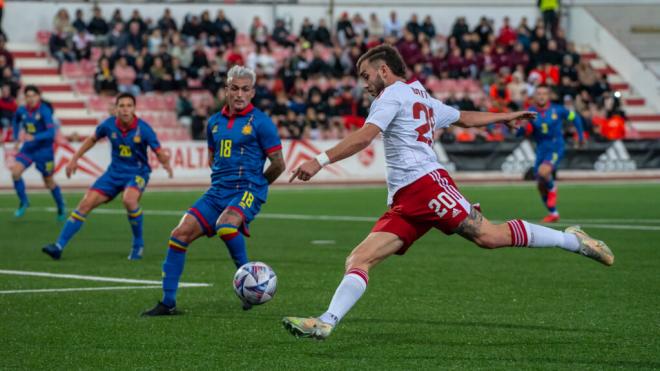 Britto, de Gibraltar, dispara a puerta ante Jesús Rubio en el último Gibraltar-Andorra (foto: Cor