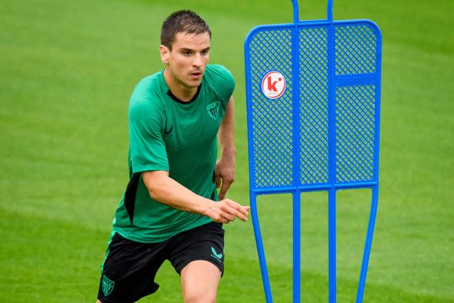 El centrocampista de Eibar Iñigo Ruiz de Galarreta se entrena en las instalaciones de Lezama (Foto: Athletic Club).