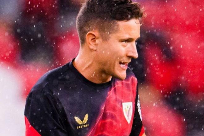 Ander Herrera calienta en San Mamés para jugar ante el Atlético (Foto: Athletic Club).