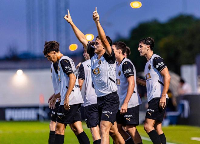 Joselu celebra su gol con el VCF Mestalla ante la UE Olot (Foto: Valencia CF).