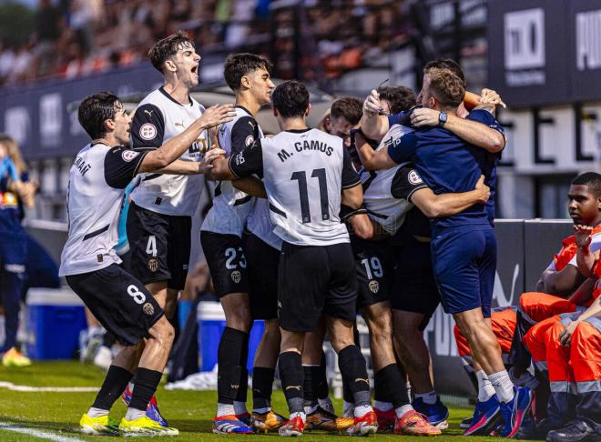 Joselu celebra su gol con el VCF Mestalla ante la UE Olot (Foto: Valencia CF).