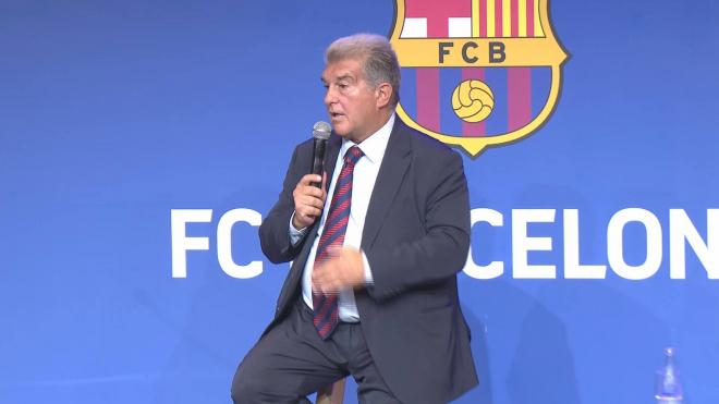 Joan Laporta hablando con los socios (ElDesmarque)