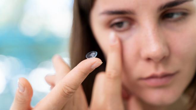 Mujer poniéndose unas lentillas (Fuente: Freepik)