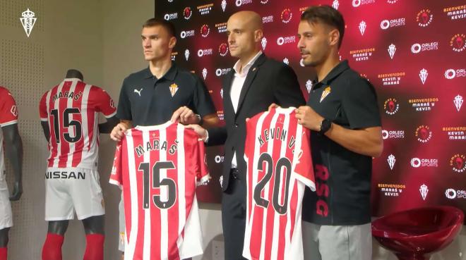 David Guerra presenta a Maras y Kevin (Foto: Real Sporting).