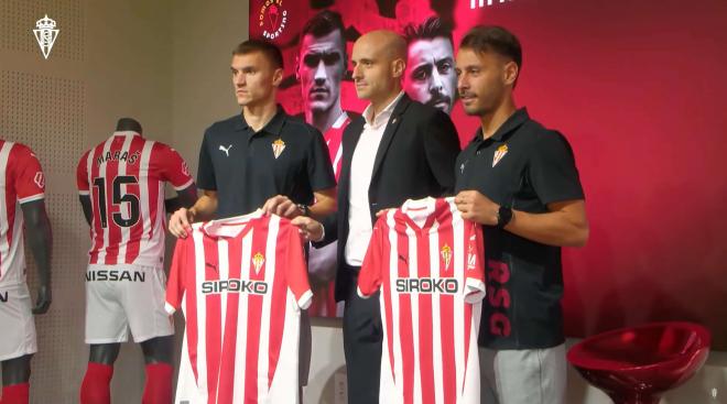 David Guerra presenta a Maras y Kevin (Foto: Real Sporting).