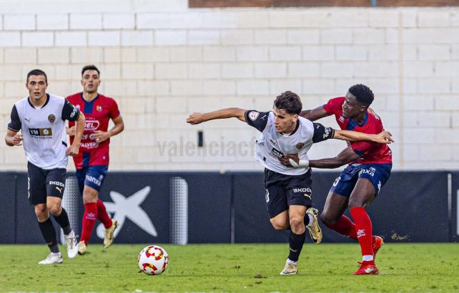 Martín Tejón, ante la UE Olot (Foto: Valencia CF).