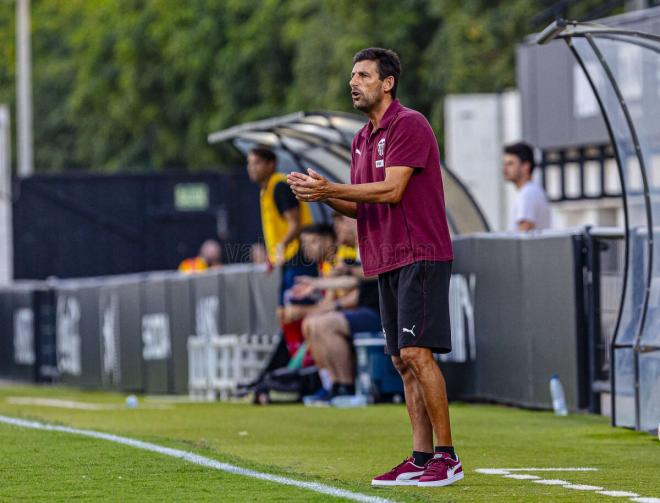 Miguel Ángel Angulo, ante la UE Olot (Foto: Valencia CF).