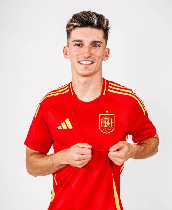 Pepelu, con la camiseta de España (Foto: sefutbol).