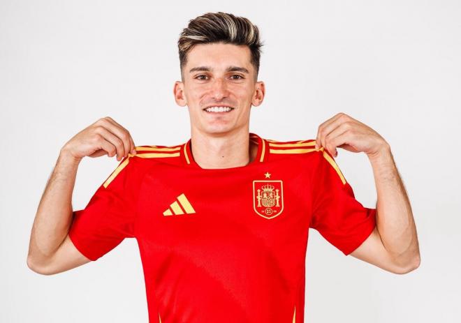 Pepelu, con la camiseta de España (Foto: sefutbol).