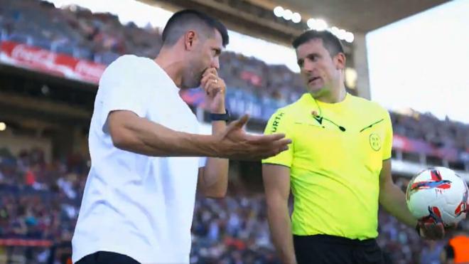 Pezzolano y Díaz de Mera durante su charla después del descanso (Foto: Captura de Movistar +)