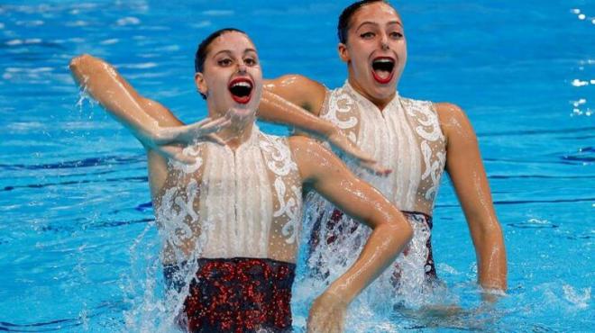 Iris Tió y la sevillana Alisa Ozhogina, en un ejercicio de piscina.