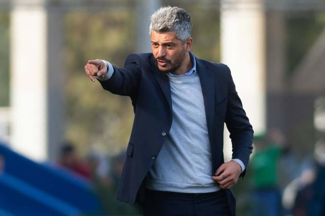 Gustavo Munúa dirige un partido como entrenador (Foto: Cordon Press).