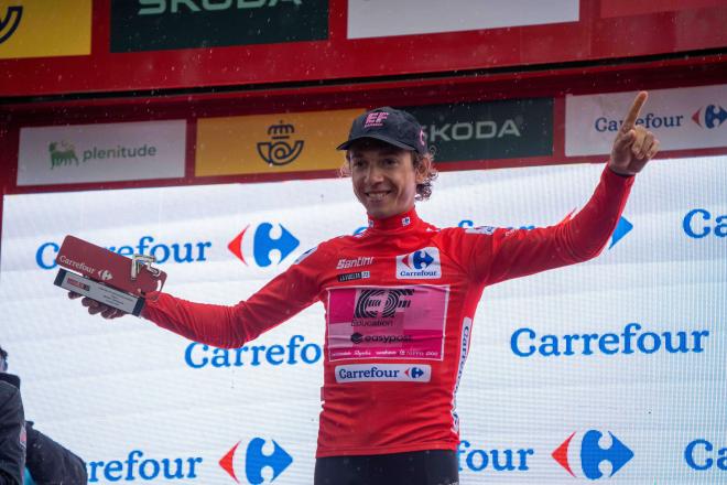 Andrea Piccolo con el maillot rojo de líder de La Vuelta (Foto: Cordon Press).