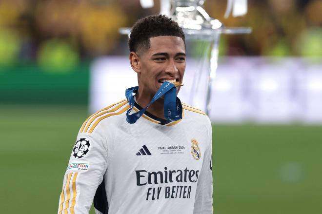 Jude Bellingham mordiendo la medalla de campeón de la Champions League (Foto: Cordon Press)