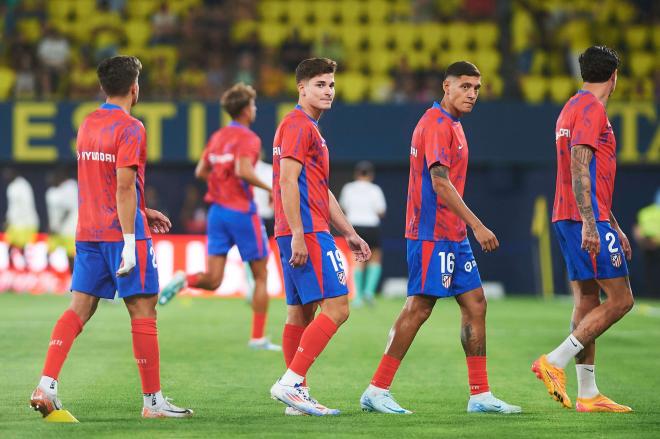 Giuliano, Julián Álvarez y Nahuel Molina, en un calentamiento del Atlético (Foto: Cordon Press).