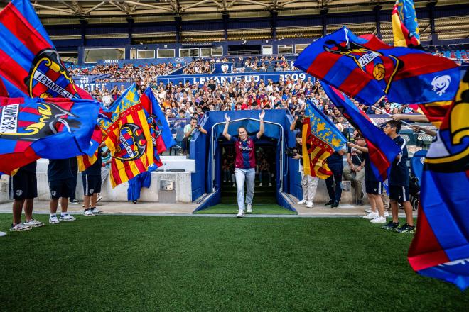 Eva Alonso, primer fichaje del Levante Femenino, abrió el turno de presentaciones (Foto: LUD).