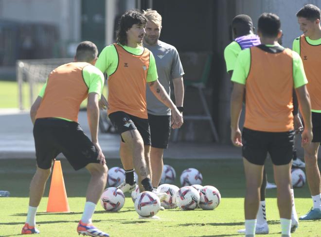 Héctor Bellerín en el entrenamiento del Real Betis (foto: Kiko Hurtado).