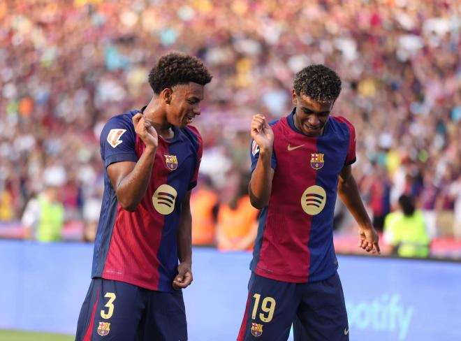 Alejandro Balde y Lamine Yamal celebran un gol con el Barça (Foto: Cordon Press).