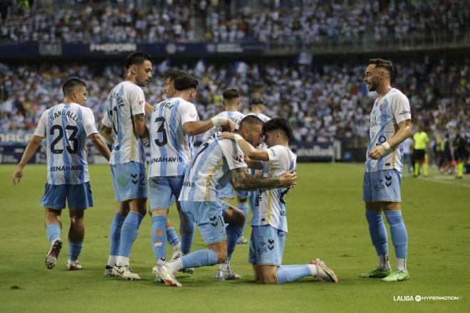 Dioni se abraza con Antoñito en el gol al Albacete en La Rosaleda. (Foto: LALIGA)