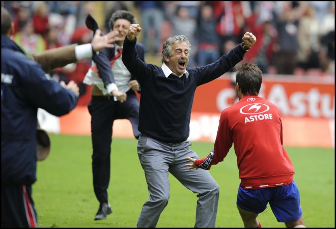 Manolo Preciado celebra el ascenso del Sporting en 2008 (Foto: Cordon Press).