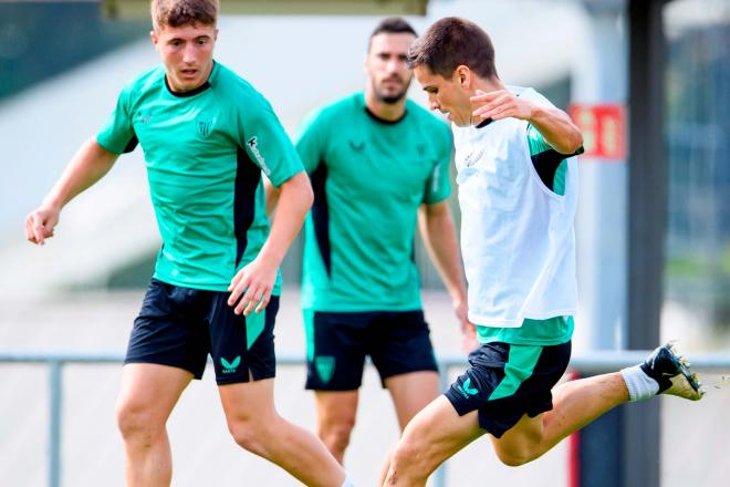 El esfuerzo del equipo durante una sesión de trabajo en Lezama (Foto: Athletic Club).