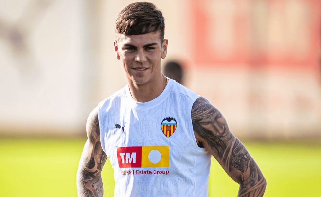 Enzo Barrenechea, en un entrenamiento (Foto: Valencia CF).