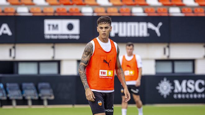 Enzo Barrenechea, en un entrenamiento (Foto: Valencia CF).