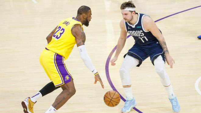 Luka Doncic y lebron James enfrentados en un Mavericks- Lakers. (Fuente: CordonPress)