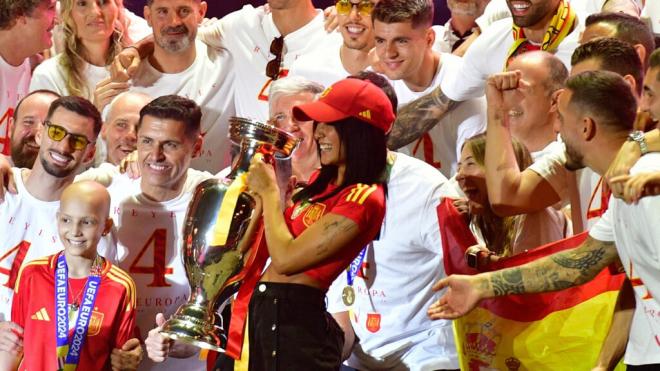 Aitana Ocaña con el título de la Eurocopa 2024 (Foto: Europa Press)