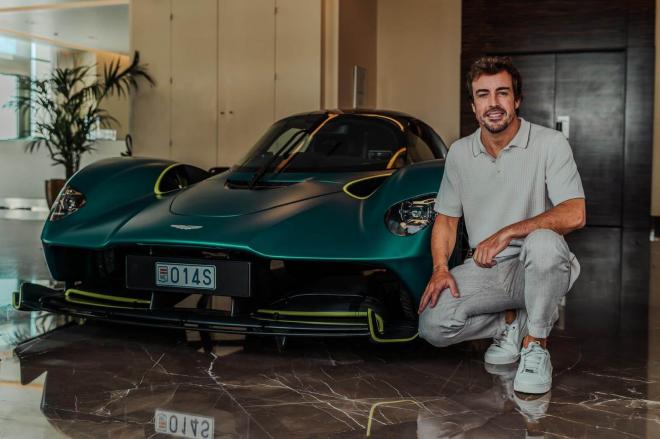 Fernando Alonso presume de su flamante Aston Martin Valkyrie