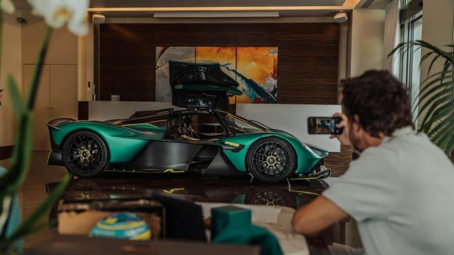 Fernando Alonso presume de su flamante Aston Martin Valkyrie