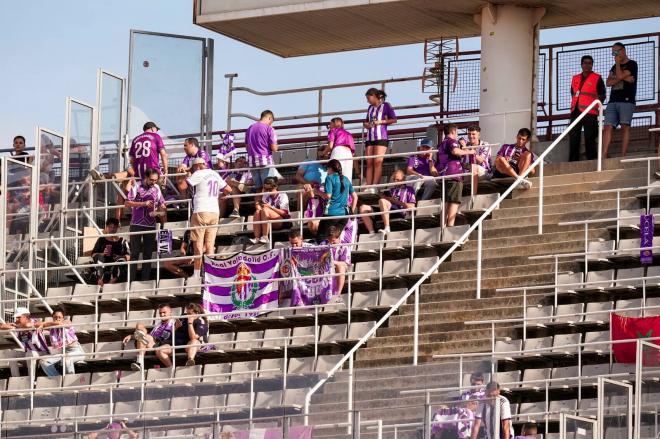 Aficionados Real Valladolid en las gradas del Lluís Companys (Foto: Real Valladolid).