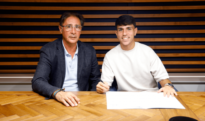 Izan Merino, junto a Loren Juarros en la firma de su nuevo contrato. (MCF)