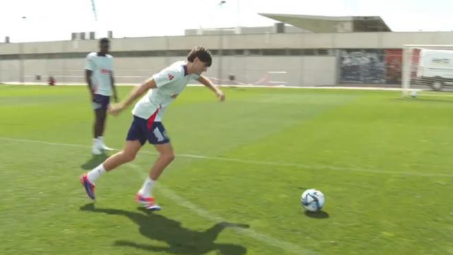 El gol de Javi Guerra en el entrenamiento de la Selección Española (Fuente: @SeFutbol)