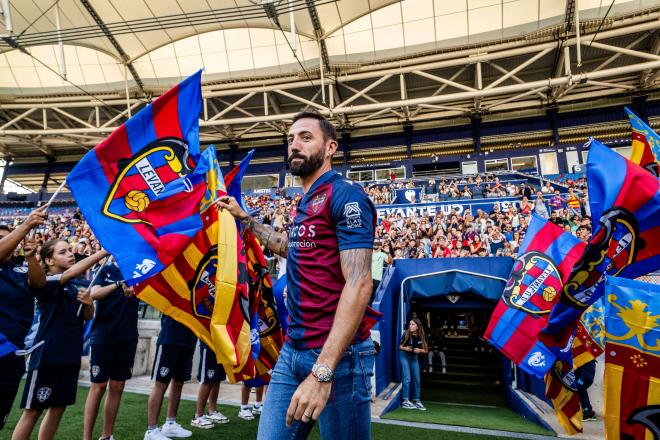 El recibimiento del Ciutat de València a Morales a su salida al estadio (Foto: LUD).