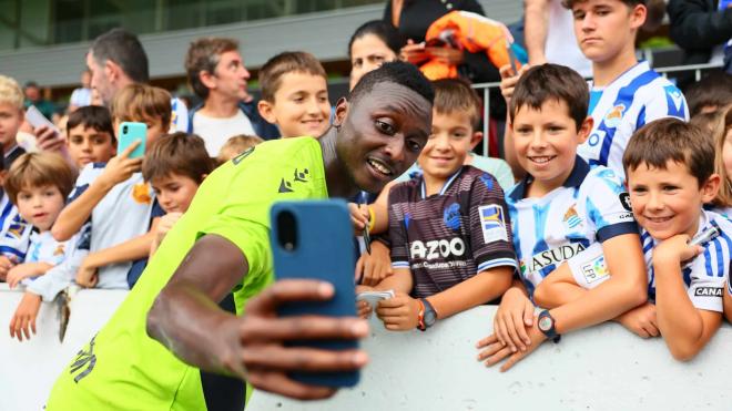 Sadiq Umar se hace una foto con unos niños en Zubieta (Foto: Real Sociedad).