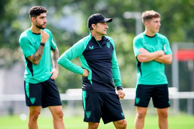 El técnico Ernesto Valverde dirige una sesión en Lezama (Foto: Athletic Club).