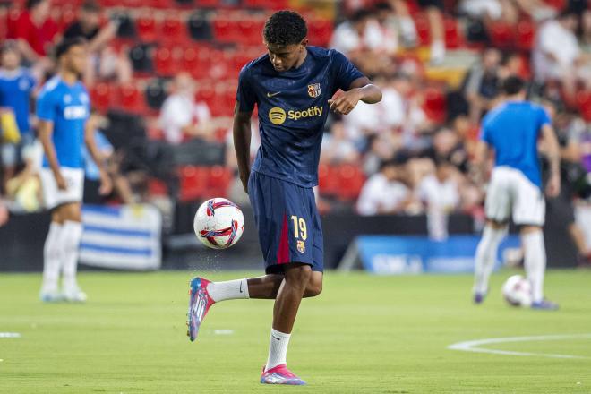 Lamine Yamal, en un calentamiento del Barça (Foto: Cordon Press).