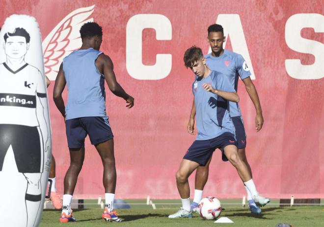 Miguel Sierra toca el balón en el entrenamiento (Foto: Kiko Hurtado).