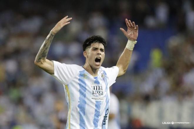 Cordero celebra su gol con la grada de La Rosaleda. (Foto: LALIGA HYPERMOTION)